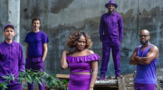 Sechs Personen in violettem Outfit | © Bertrand Gaudillère