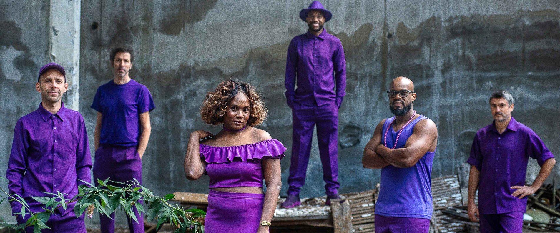 Sechs Personen in violettem Outfit | © Bertrand Gaudillère