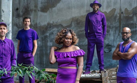 Sechs Personen in violettem Outfit | © Bertrand Gaudillère