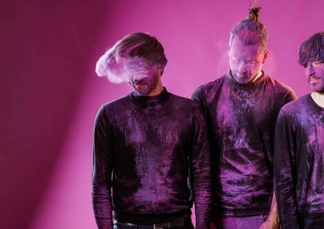 Vier Personen bedeckt in violetter Farbe | © Maria Frodl