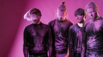 Vier Personen bedeckt in violetter Farbe | © Maria Frodl