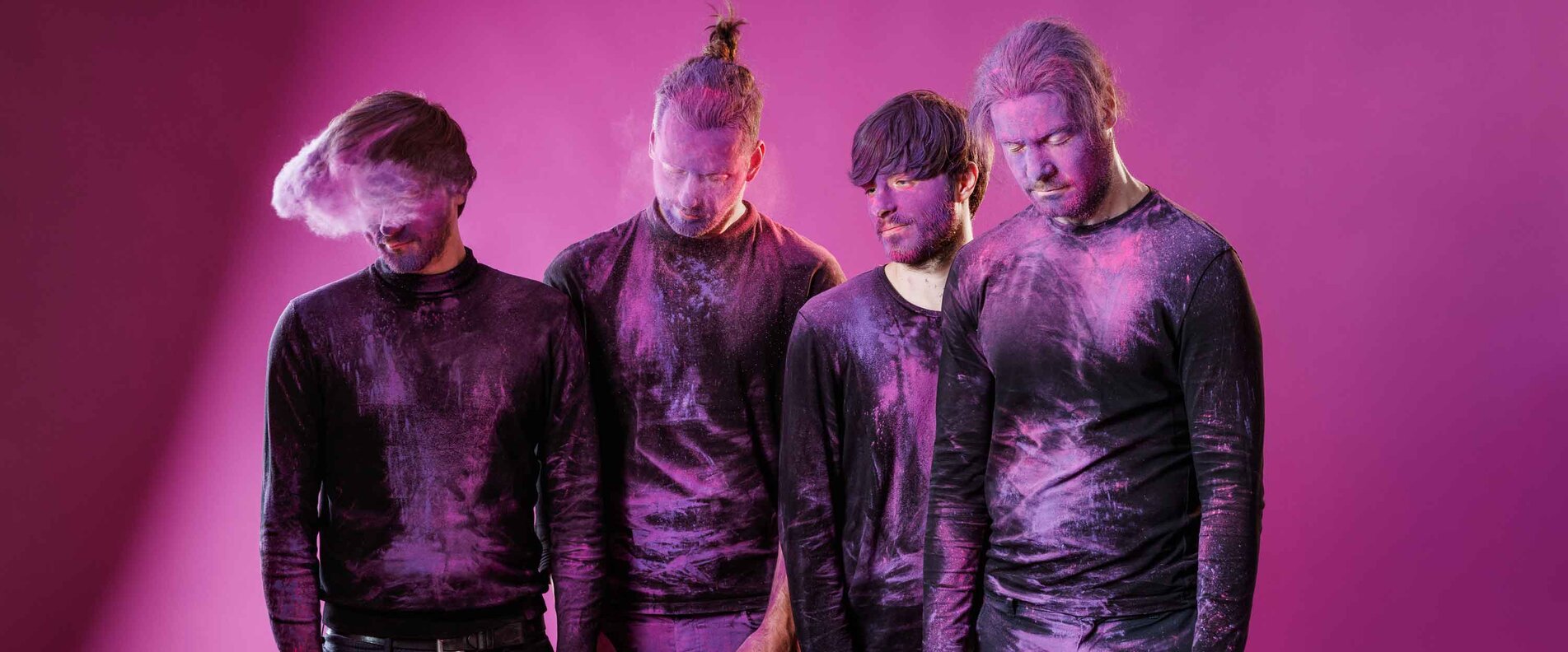 Vier Personen bedeckt in violetter Farbe | © Maria Frodl