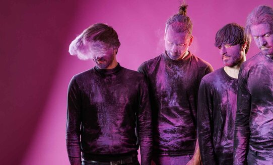 Vier Personen bedeckt in violetter Farbe | © Maria Frodl