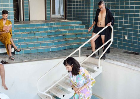 Fünf Personen stehen bei einen leeren Pool | © Marcel Köhler