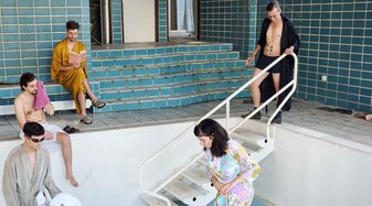 Fünf Personen stehen bei einen leeren Pool | © Marcel Köhler