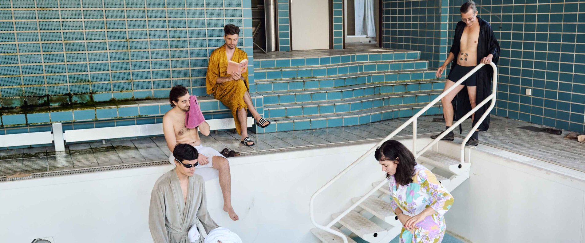 Fünf Personen stehen bei einen leeren Pool | © Marcel Köhler