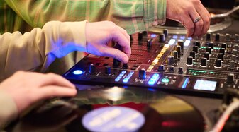 Zwei DJs | © Henry Schulz