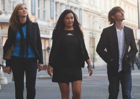 Zwei Frauen und zwei Männer gehen nebeneinander durch die Stadt | © Ashtray Soul