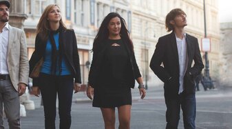 Zwei Frauen und zwei Männer gehen nebeneinander durch die Stadt | © Ashtray Soul