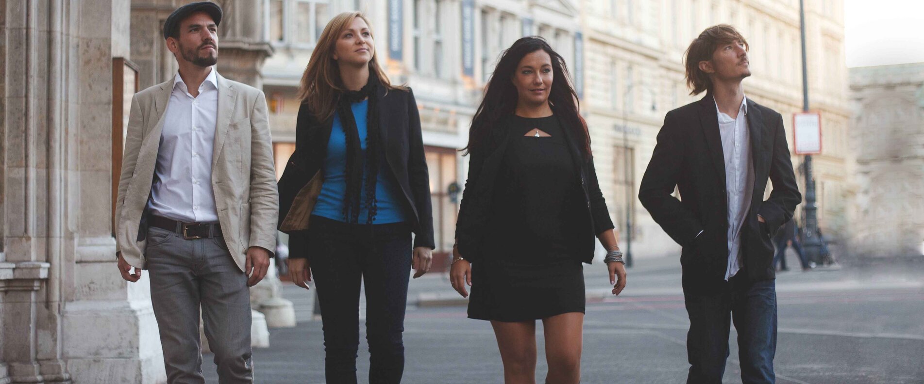 Zwei Frauen und zwei Männer gehen nebeneinander durch die Stadt | © Ashtray Soul