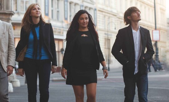 Zwei Frauen und zwei Männer gehen nebeneinander durch die Stadt | © Ashtray Soul