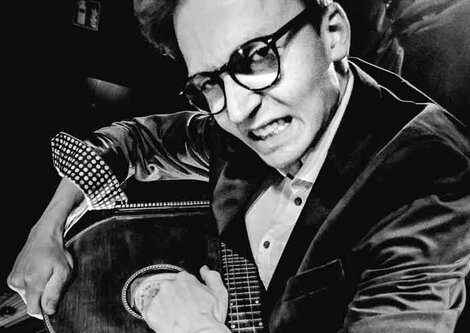 Fabian Schumann mit einer Zither | © Sven Wolf