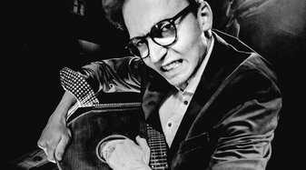 Fabian Schumann mit einer Zither | © Sven Wolf