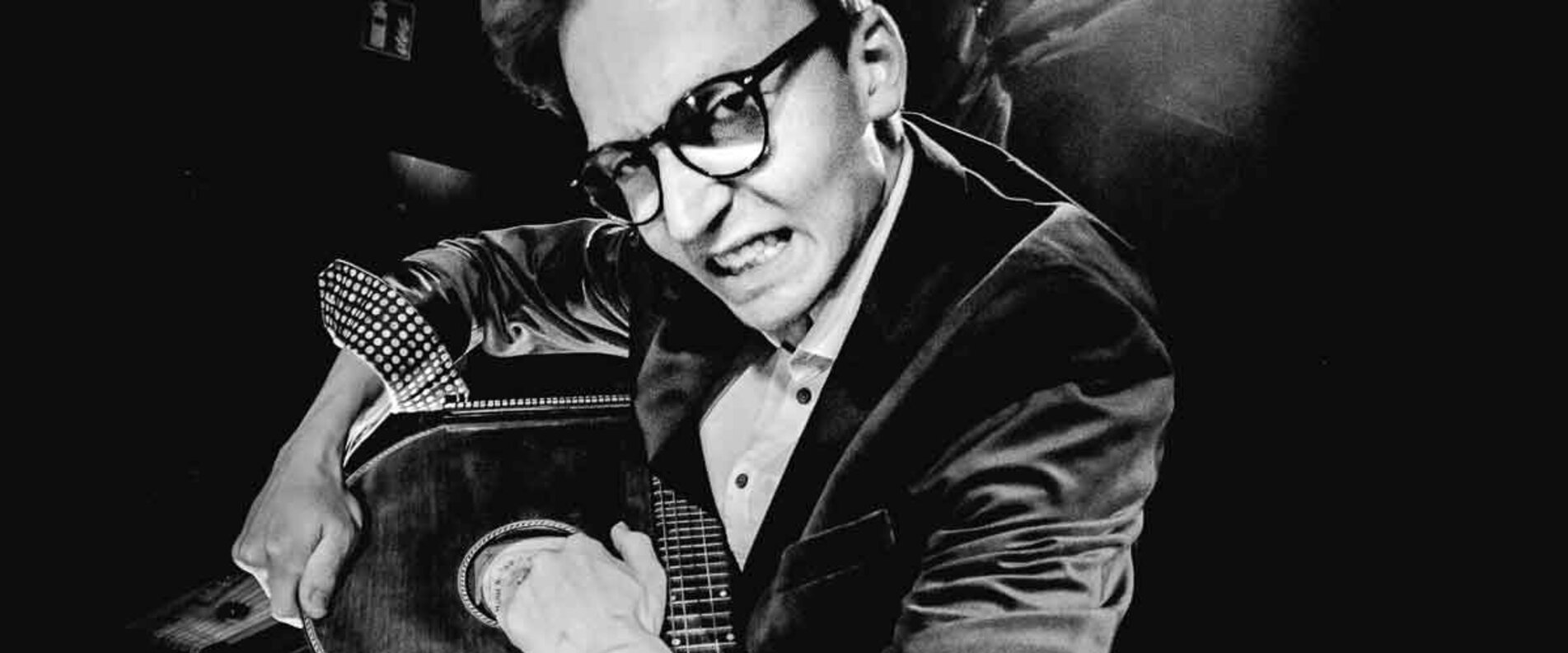 Fabian Schumann mit einer Zither | © Sven Wolf