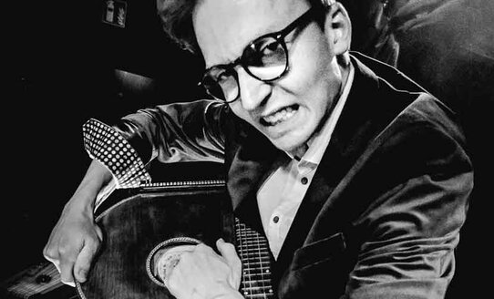 Fabian Schumann mit einer Zither | © Sven Wolf
