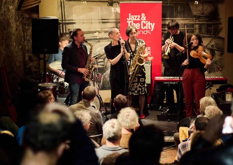 Eine Jazzband auf der Bühne | © Henry Schulz