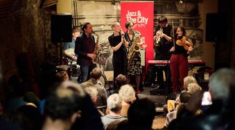 Eine Jazzband auf der Bühne | © Henry Schulz