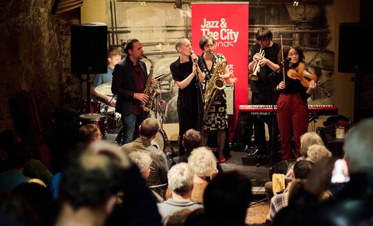 Eine Jazzband auf der Bühne | © Henry Schulz