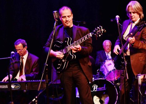Adi Juestel mit einer Band | © W. Sardelic