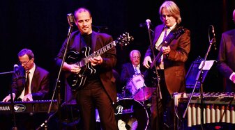 Adi Juestel mit einer Band | © W. Sardelic