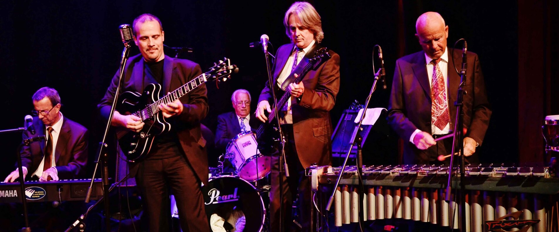 Adi Juestel mit einer Band | © W. Sardelic