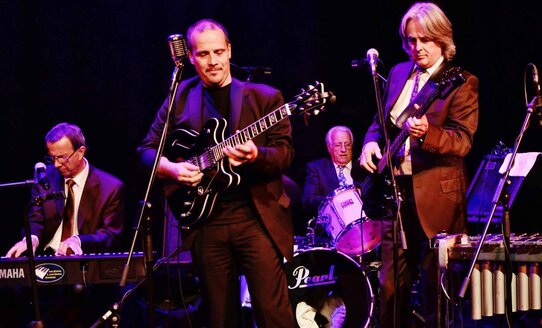 Adi Juestel mit einer Band | © W. Sardelic