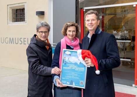 Kostenfreie Advent-Freizeit-Betreuung ab 28. November 2025: Mag. Dr. Martin Hochleitner, Direktor Salzburg Museum, Mag. Karin Rachbauer-Lehenauer, Leiterin Spielzeug Museum, Roland Aigner, MBA, GF Altstadtverband Salzburg  | © Andreas Kolarik