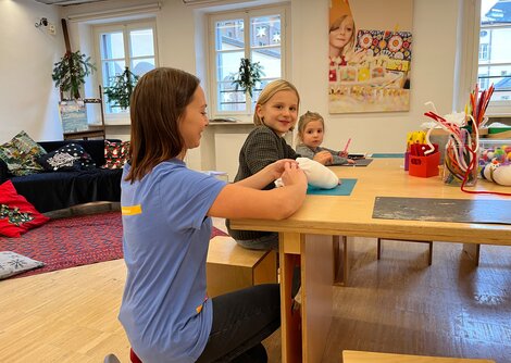 Eine professionelle Spielvermittlerin und zwei Freizeitcoaches betreuen die Kinder  | © Altstadt Salzburg