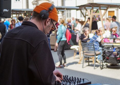 DJ-Sounds am ALTSTADTSAMSTAG 22. August: Gemütlich flanieren, gustieren und einkaufen | © Valentin Czihak