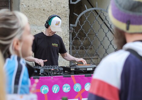 Beim ALTSTADTSAMSTAG am 18. April 2026 gab es frische DJ-Sounds und viel gute Energie am Kajetanerplatz. | © Valentin Czihak