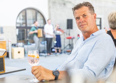 Altstadtverband-Geschäftsführer Roland Aigner setzt mit dem ALTSTADTSAMSTAG ein Statement für die Altstadt  | © wildbild