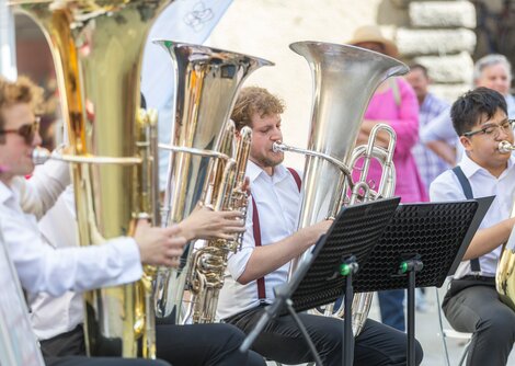 Charmante Live-Acts sorgen vielerorts in der Altstadt für gute Stimmung: Tuba Quartett  | © wildbild