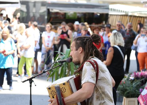 Das ALTSTADTSAMSTAG-Rahmenprogramm begeistert das Publikum: beda mit palme am Universitätsplatz | © FMT-Pictures/KJ