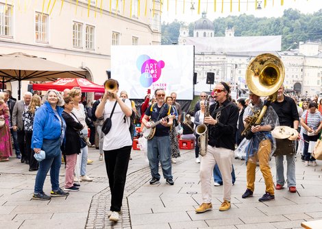 50 Acts und Performances sind rund um die Linzer Gasse zu erleben | © Erika Mayer