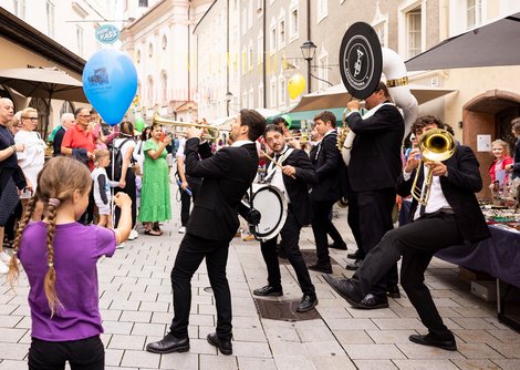 Musikgruppen und Ensembles diverser Genres, DJs und Artist:innen gibt es zu genießen | © Erika Mayer