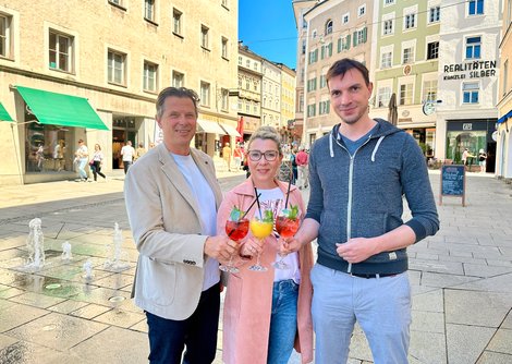 ARTmosFLAIR am 5. und 6. Juli 2024: Roland Aigner, GF Altstadtverband Salzburg, Dr. Renate Stelzl von re*creation und Andreas Allesch, Obmann des Vereins Rechte Altstadt  | © ARTmosFlair Linzer Gasse