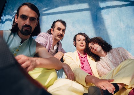 Die Indie Pop-Band Hearts Hearts aus Wien performen live am Platzl  | © Tim Cavadin