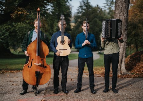 Quattro Grammo erzählen mit ihren Instrumenten große und kleine Geschichten  | © Sabine Cevsar