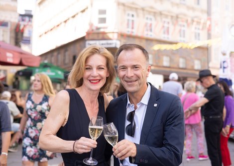 Kathi Gudmundsson eröffnete mit BM Bernhard Auinger ARTmosFLAIR | © wildbild