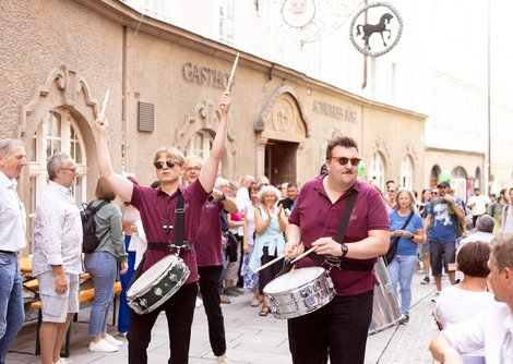 Magic Percussion ziehen durch die Gassen | © wildbild