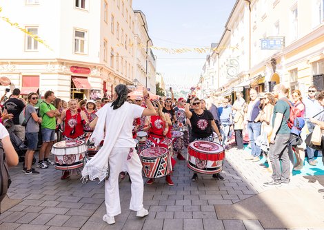 Batala Boom marschierte bei ARTmosFLAIR mit brasilianischem Samba Reggae-Sound durch die Gassen | © Erika Mayer