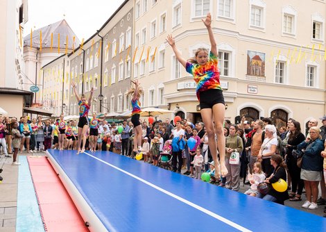 Junge Akrobatinnen von MOTA zeigten ihre Künste | © Erika Mayer