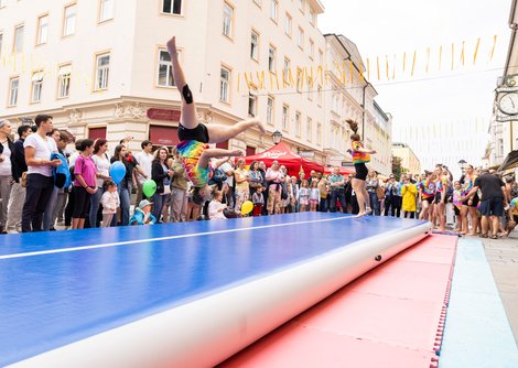 Die Akrobatinnen von MOTA wirbelten durch die Lüfte | © Erika Mayer