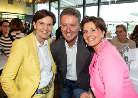 Dr. Brigitta Pallauf und das Ehepaar Christian und Regina Wieber | © Andreas Kolarik