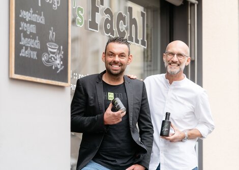 Tommy Eder und Roland Huber präsentieren im s‘Fachl vegane Geschmackverstärker | © Birgit Probst