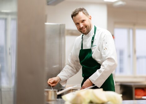 Sternbräu-Küchenchef Michael Pratter verwöhnt die Gäste mit Krautvariationen | © Birgit Probst