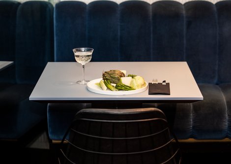 Auf der Steinterrasse wird ein „Green Dinner inspired by Senns“ serviert | © Verena Schierl 