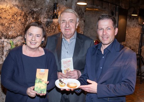 eat&meet-Programmgestalterin Ilse Fischer, Schriftsteller Hanns-Josef Ortheil und Andreas Gfrerer (arthotel Blaue Gans) | © Wildbild