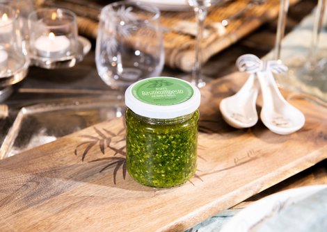 Basilikumpesto mit Honig und Nüssen vom Grünmarkt | © Marco Riebler