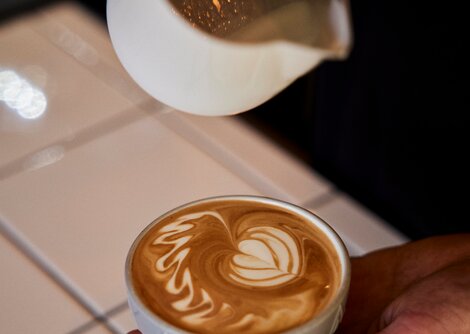  Latte Art lernen die Kaffee-Fans beim Barista-Workshop bei Kava  | © Kava